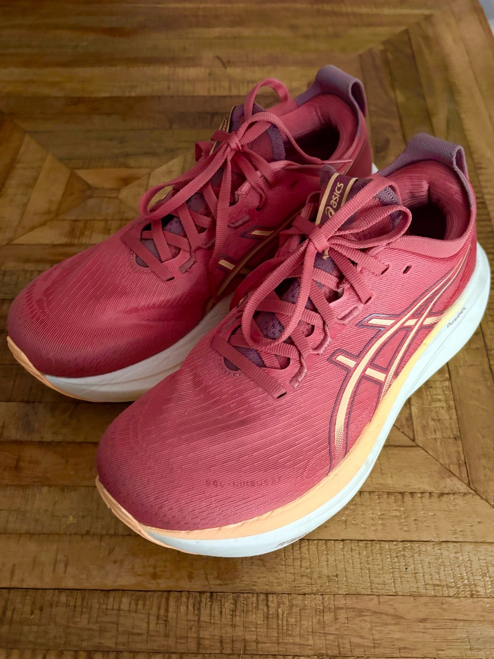 ASICS Women's Size 9 Gel-Nimbus 27 Running Shoes worn twice just bit too big :(